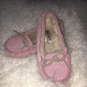 Minnetonka Slippers Size 1 Little girl